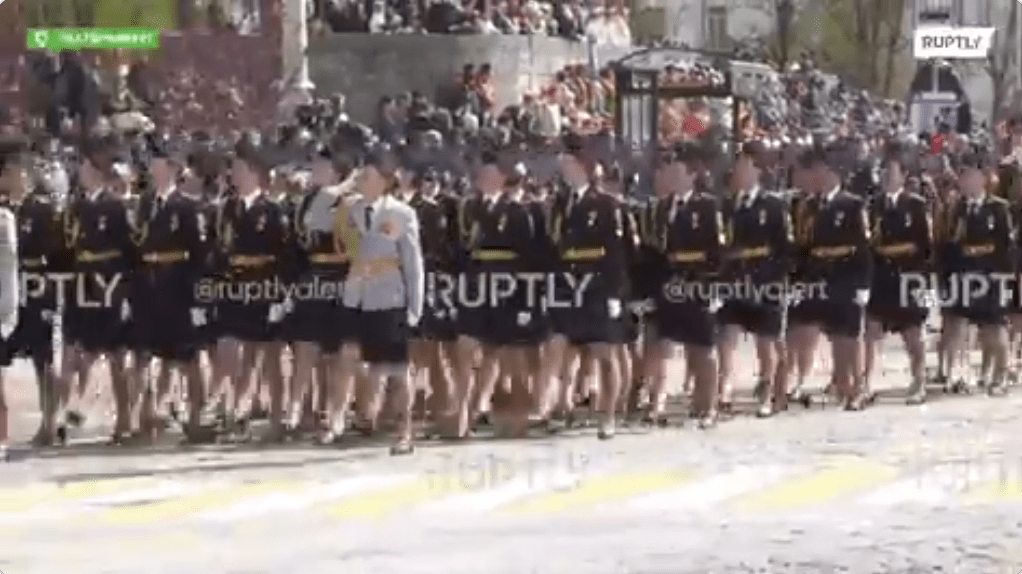 从俄罗斯卫星通讯社（Sputnik）在社交平台发布的影片，当时正有一群穿著军装礼服与高踭鞋的女兵，昂首阔步操著整齐步伐接受检阅。