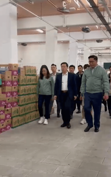 特首李家超晚上到大埔庇護中心視察，探望受影響住戶。