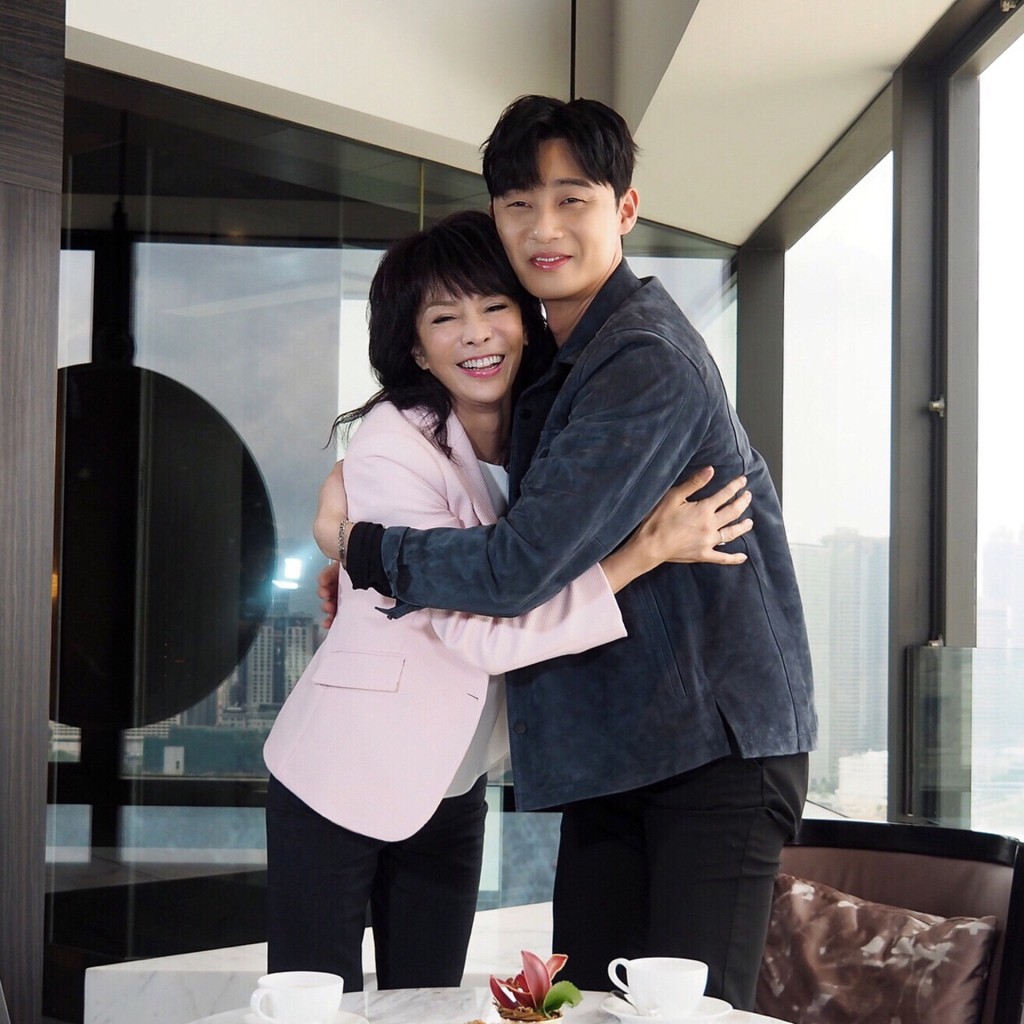 2017年郑裕玲去韩国拍《Do姐再shopping》成功访问朴叙俊。