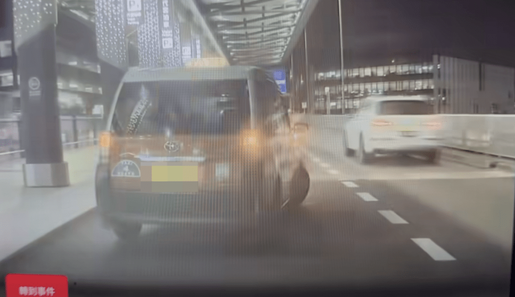 網上流傳片段顯示，一輛的士於落客區疑完成工作後，打算在切入右線駛出。fb@馬路的事討論區/影片截圖（下同）