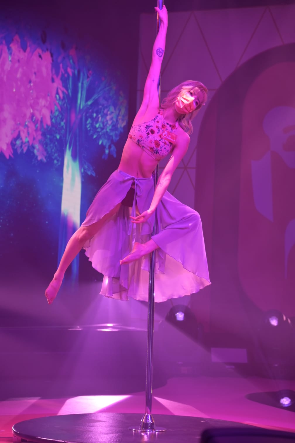 「莎哗Dee卡」的钢管舞亦相当吸睛。