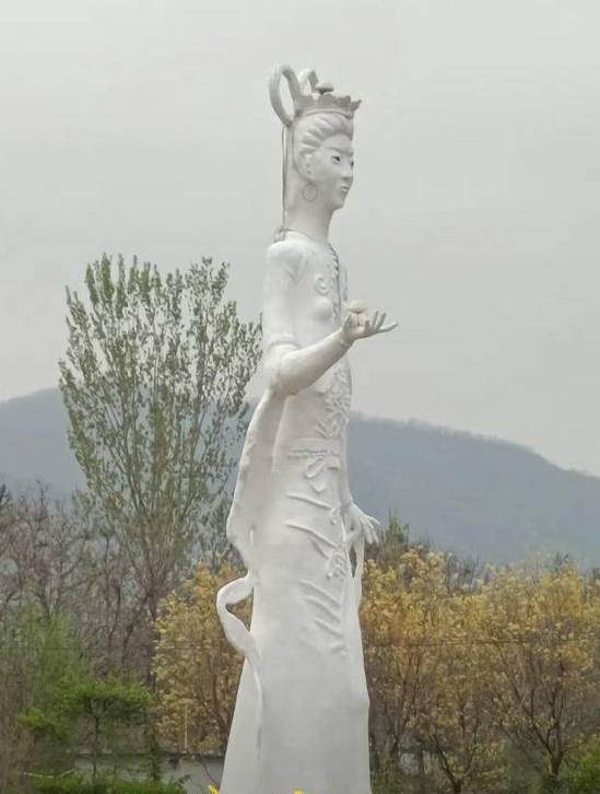 奇醜的「牡丹仙子」雕像。
