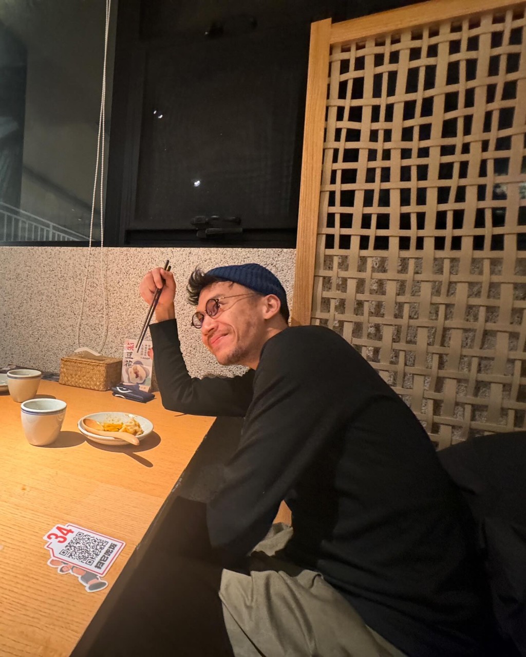 曾參與內地劇集《大生意人》、電影《捕風追影》等影視作品的香港幕後人左治，近日於香港海域生食海洋生物。