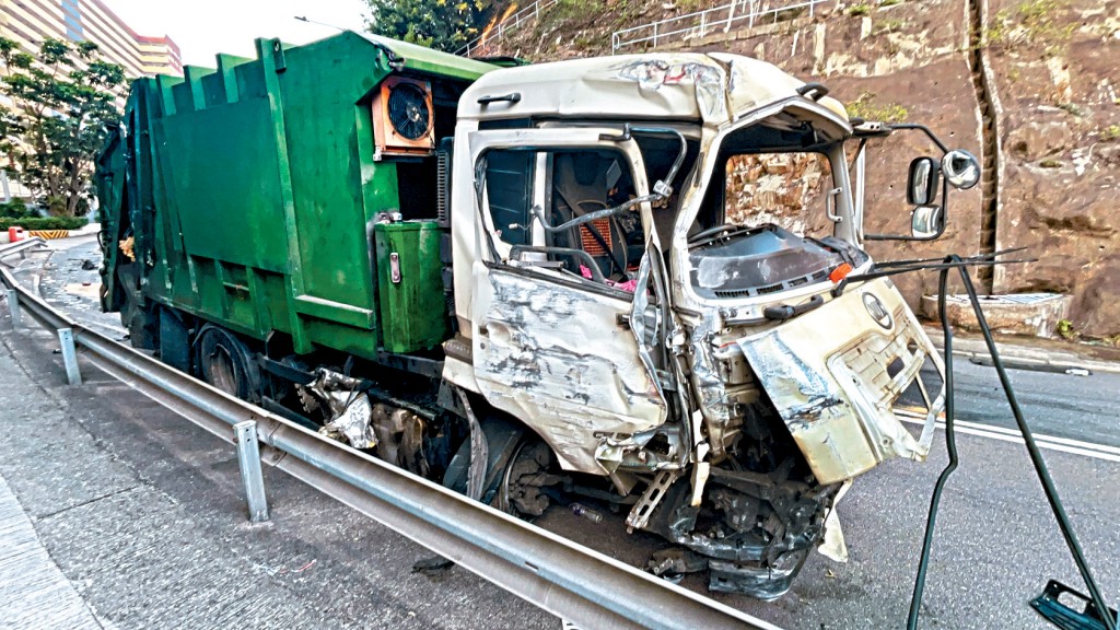 肇事垃圾車車身嚴重損毀。