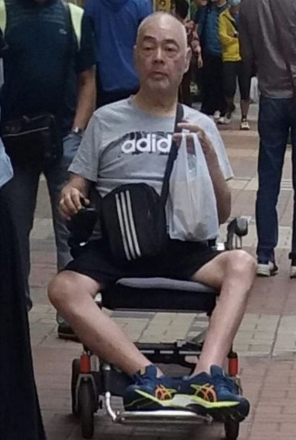 之前張偉文被網民影到坐輪椅出外購物,驚見暴瘦出現「筷子腳」。