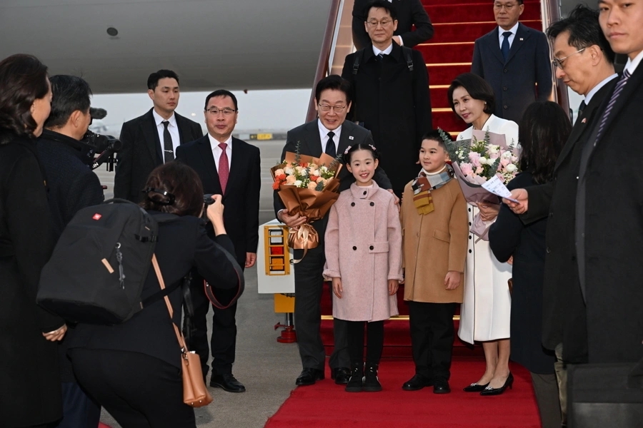 李在明乘专机抵达上海。 解放日报