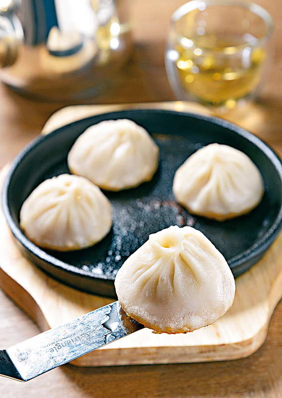 脆煎灌湯小籠包 $72一客四件放在生鐵板奉上,吱吱作響。點心是生煎包及小籠包的混合體,包底脆身,肉餡香而多汁。