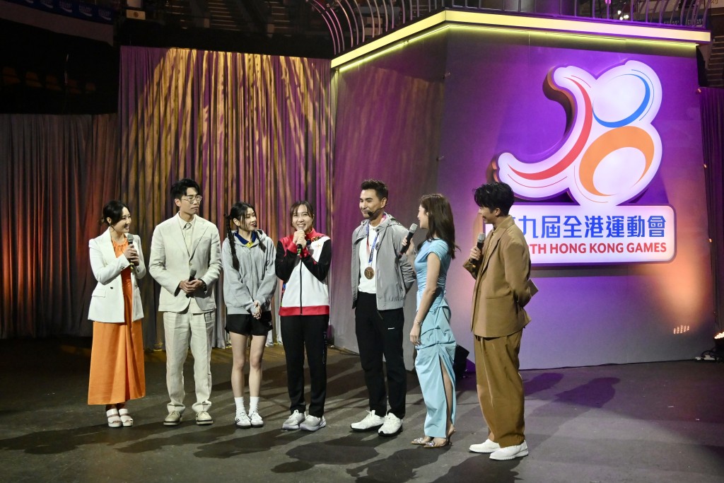 香港奖牌运动员苏慧音（中）与艺员在音乐剧后交流。