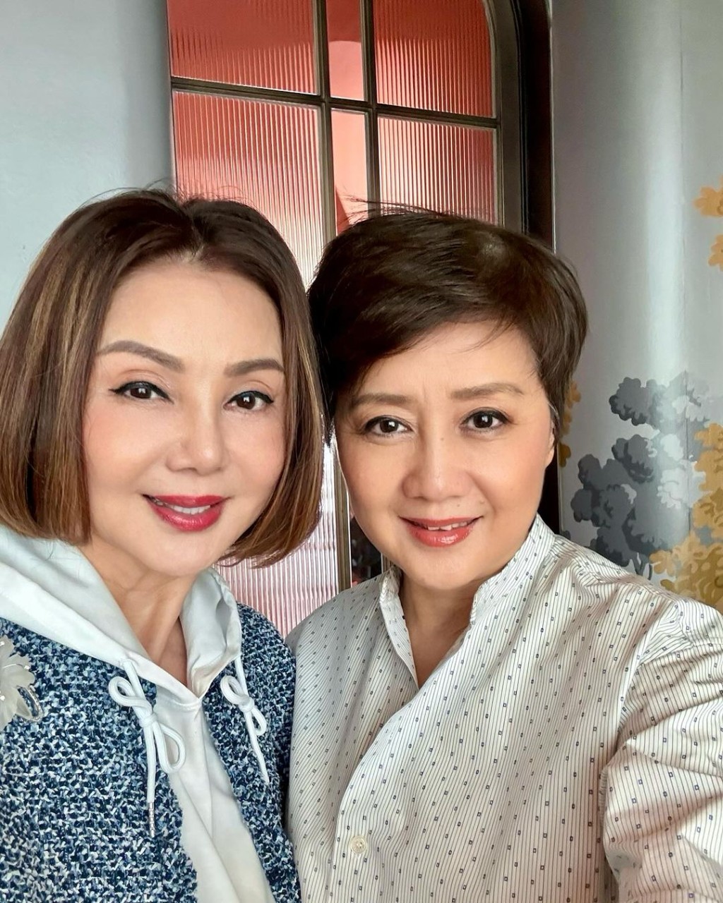 謝玲玲更與梁安琪一起頭貼頭玩自拍,氣氛相當和諧融洽。 謝玲玲更與梁安琪一起頭貼頭玩自拍,氣氛相當和諧融洽。