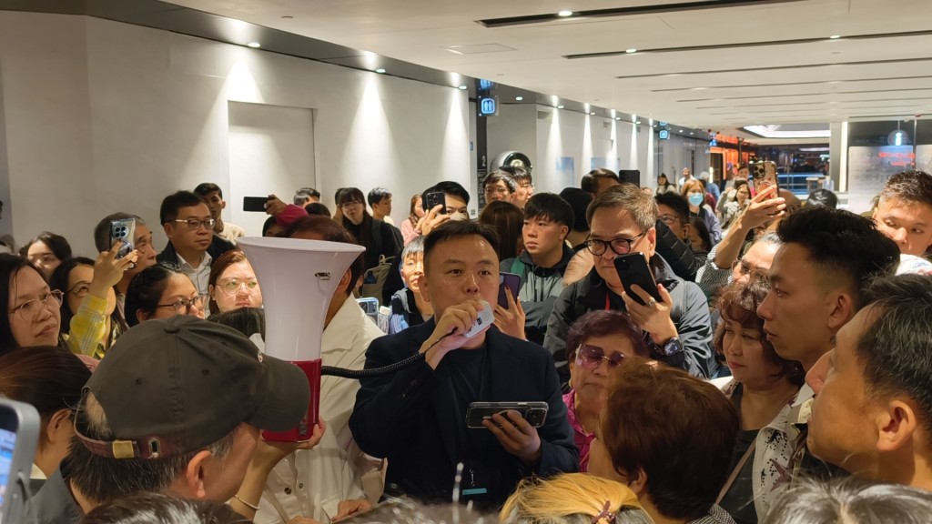 晚上9時許,船公司宣佈行程取消。黃文威攝 晚上9時許,船公司宣佈行程取消。黃文威攝