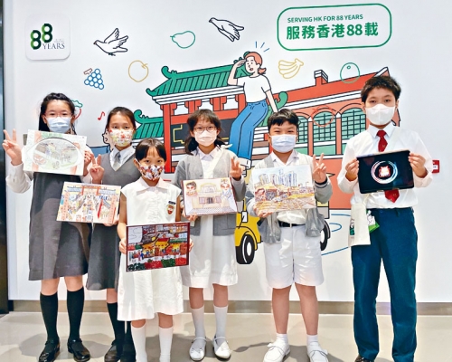 黃海峰（右一）利用平板電腦繪製動畫，介紹社區內的無障礙設施，獲得比賽冠軍。