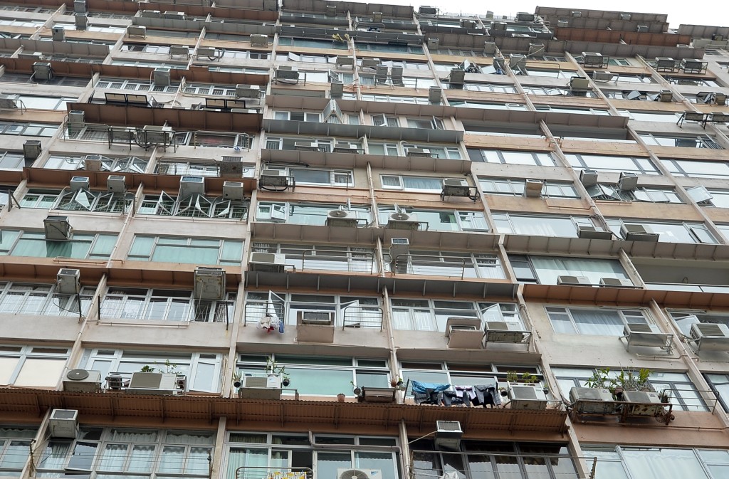 在全港優先揀選了300個冷氣機滴水黑點，特徵是滴水情況比較嚴重。資料圖片