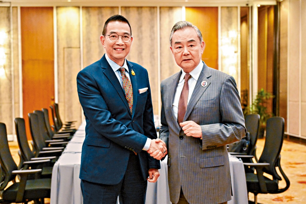 王毅在吉隆坡會見泰國外長瑪里。