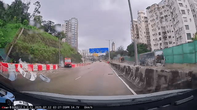 最終,消防車直撞路旁地盤水馬,水花四濺。 最終,消防車直撞路旁地盤水馬,水花四濺。