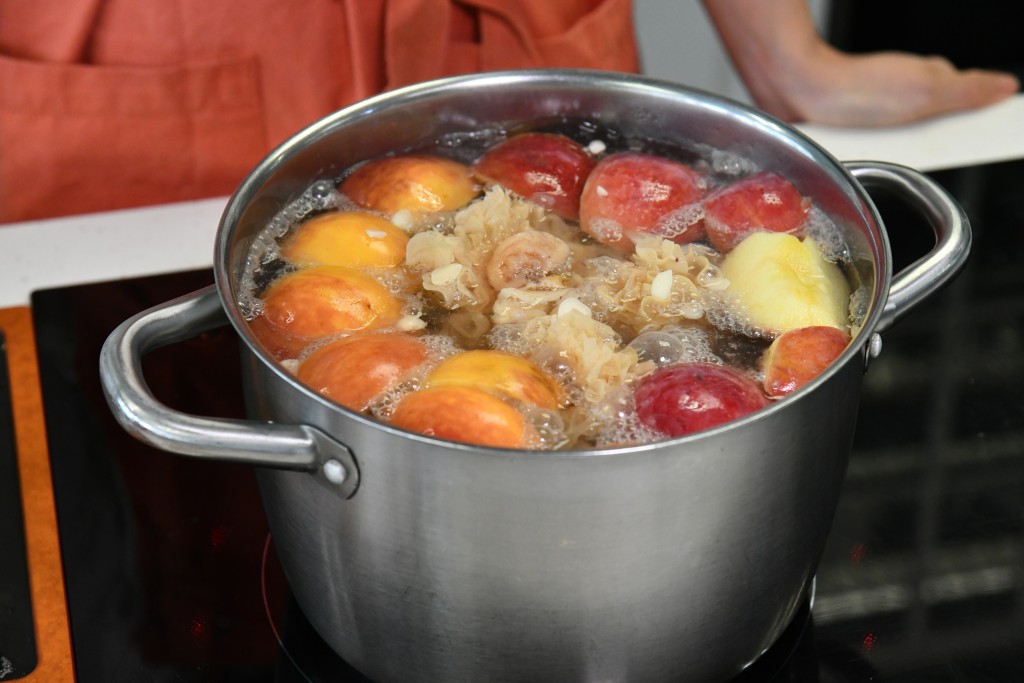 Step 7: 轉小火煲一至一個半小時。Simmer for 1-1.5 hours.
