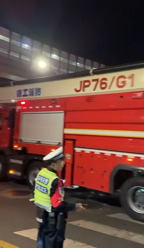 26日晚，大批深圳消防在蓮塘口岸集結，外界一度以為會來港支援大埔宏福苑五級火。小紅書