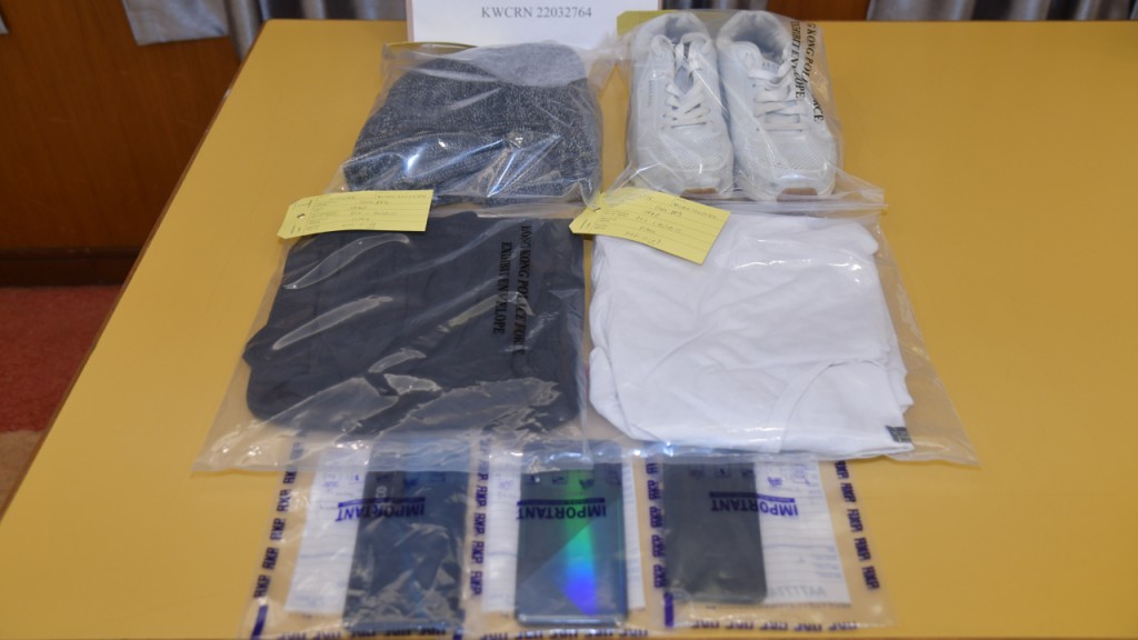 行動中,人員檢獲三部電話及被捕男子懷疑犯案時身穿的衣物。徐裕民攝