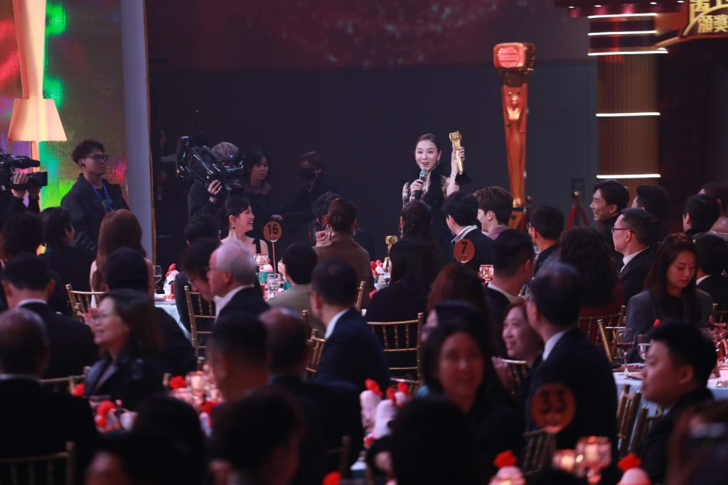 王敏奕爆肚，网民赞可爱。
