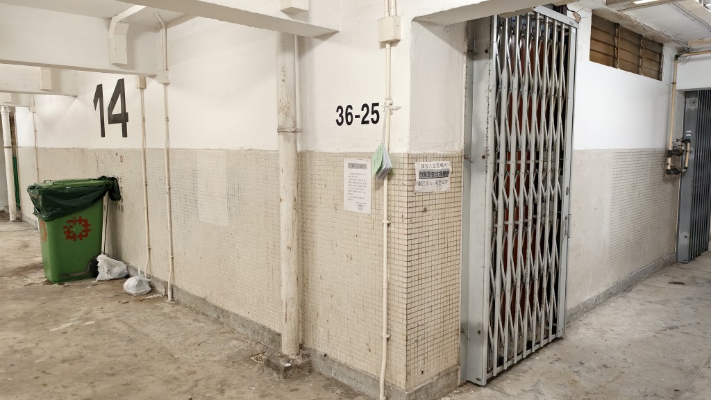 疑犯14楼单位门外有一份告示，呼吁住户切勿往窗外泼水。黄文威摄