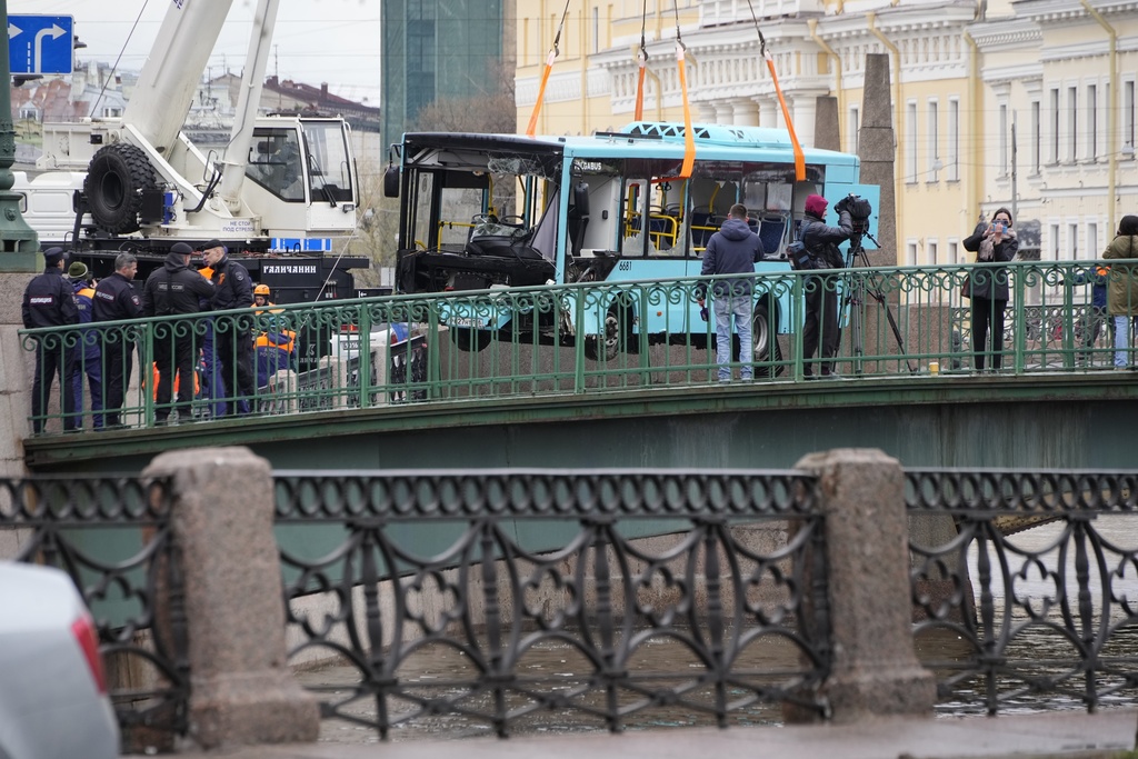 聖彼得堡有巴士衝入河中，7人死亡。美聯社
