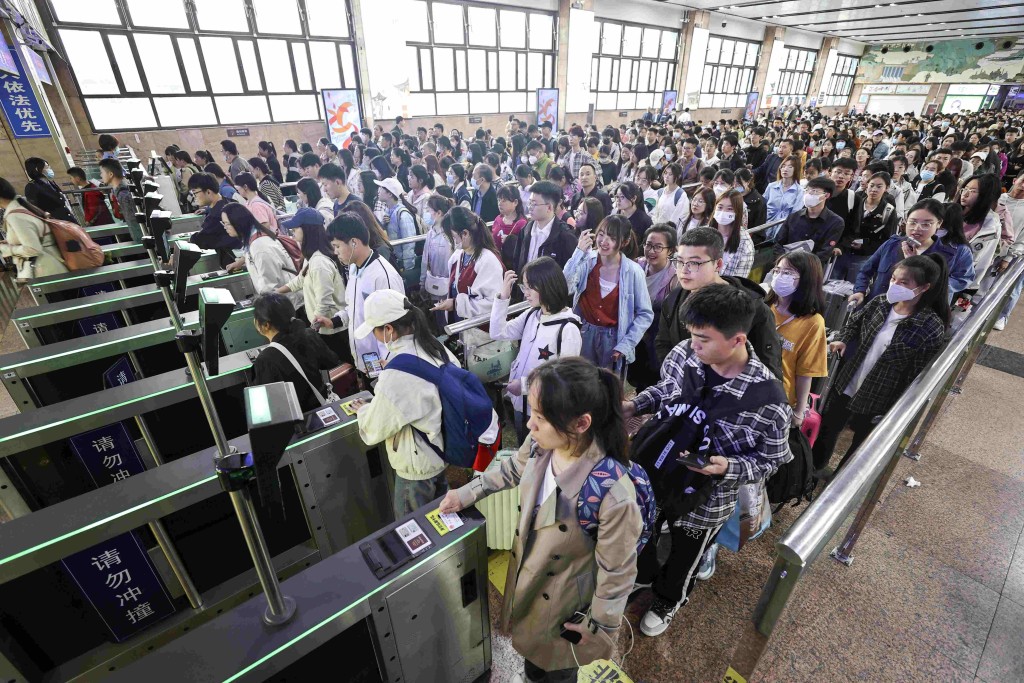 旅客在火車站候車室排隊。