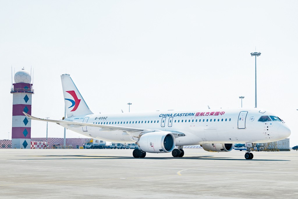 被男乘客恶言威胁后，东航空姐下跪道歉。