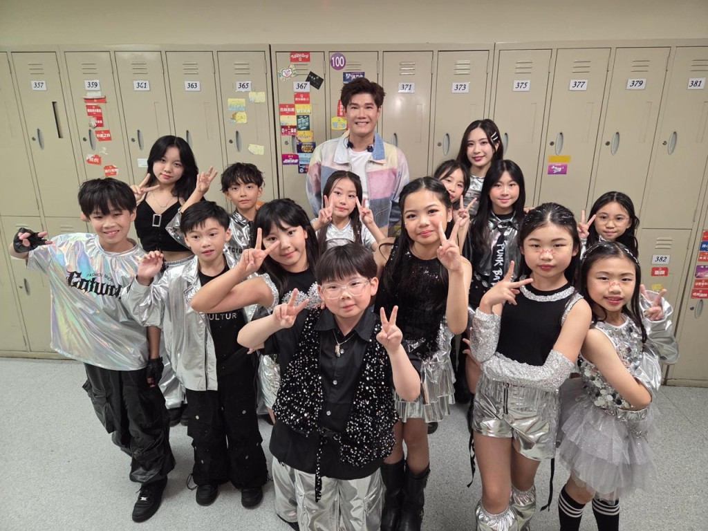 張與辰、Lenna T. 與一眾 YS 學生。 張與辰、Lenna T. 與一眾 YS 學生。