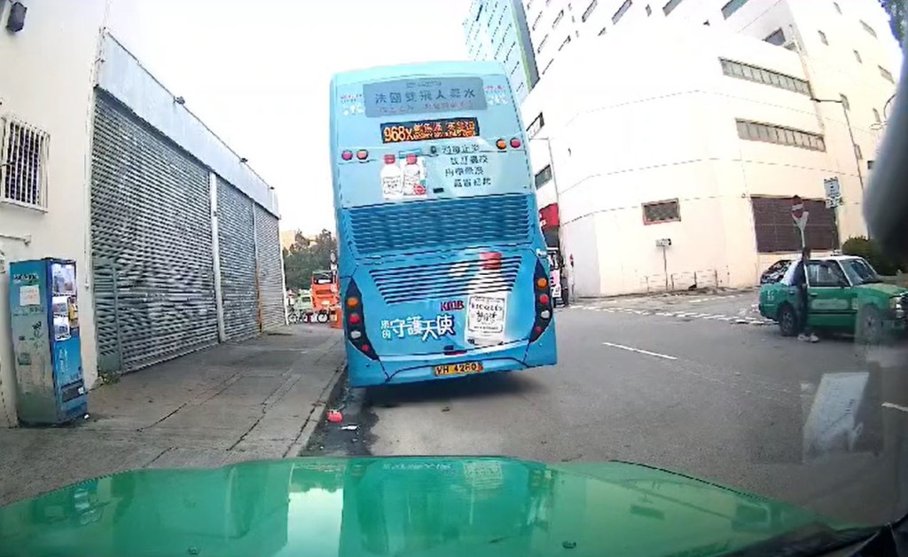 男子打開車門登上綠的。fb香港突發事故報料區影片截圖