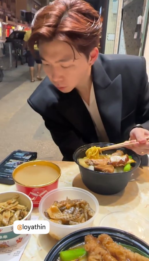 趙浚承昨日和羅逸軒於元朗踎街邊食車仔麵,陪這位剛失摯親的老友。 趙浚承昨日和羅逸軒於元朗踎街邊食車仔麵,陪這位剛失摯親的老友。