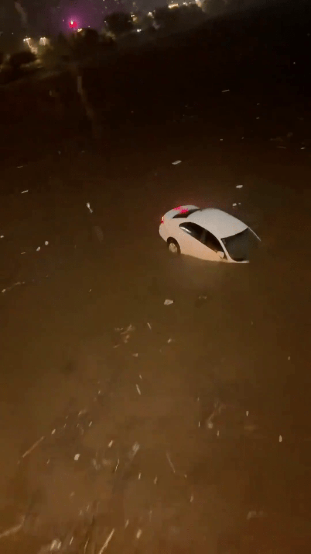 河北寬城強降雨,12日晚馬路被浸,汽車幾乎被淹沒頂。 河北寬城強降雨,12日晚馬路被浸,汽車幾乎被淹沒頂。
