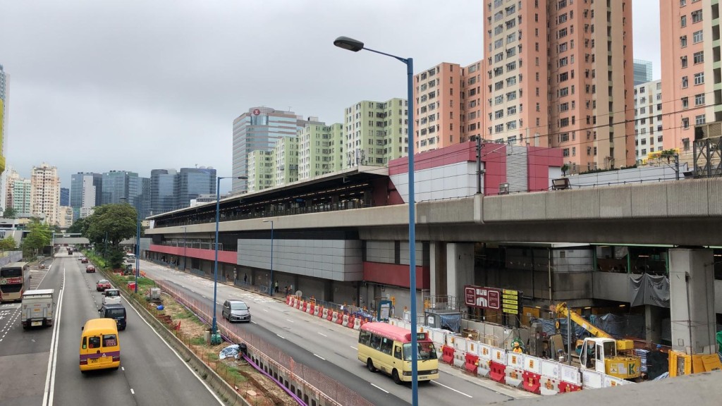 輾轉折返港鐵九龍灣站。 輾轉折返港鐵九龍灣站。