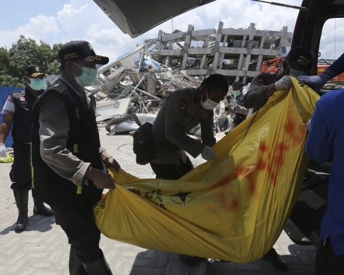 地震灾区有大约20万人急需援助。AP