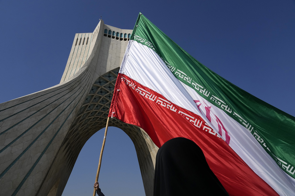 有人高举伊朗国旗。美联社