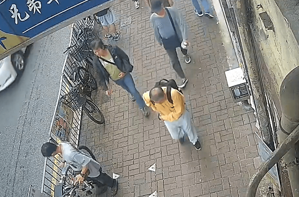 男子走近單車正式下手。fb：北區之友