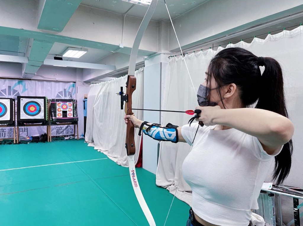 李芷晴为《明星运动会》练习射箭项目。