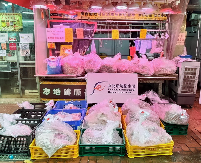 食環署指行動中共向五名無牌經營新鮮糧食店人士提出票控，並拘控一名違規人士，檢取約24公斤冰鮮家禽及12公斤冰鮮羊肉，並予以銷毀。資料圖片