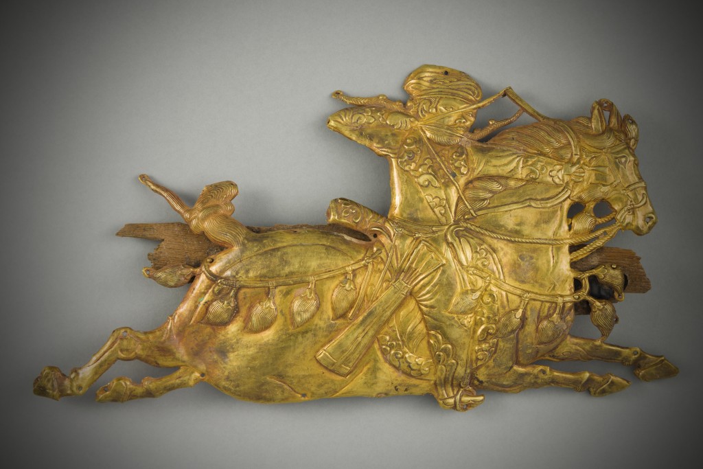 展品「騎射武士飾牌」。香港故宮文化博物館提供圖片