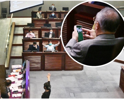 監票議員在主席未叫出5號時,已先舉起手掌。(小圖:張宇人玩手機遊戲「接龍」。)