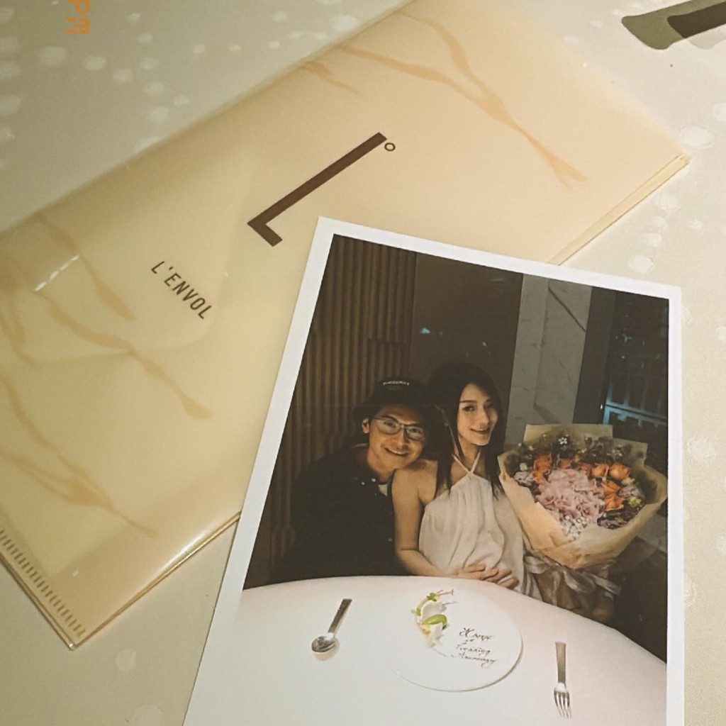 连诗雅日前在IＧ分享收靓花、食大餐来庆祝结婚1周年。