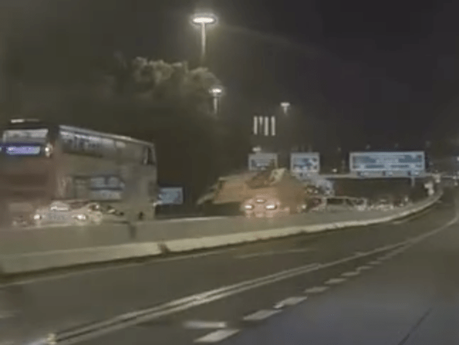 有車Cam拍攝到密斗貨車翻側一刻。Threads:dp42_hehehaha 有車Cam拍攝到密斗貨車翻側一刻。Threads:dp42_hehehaha