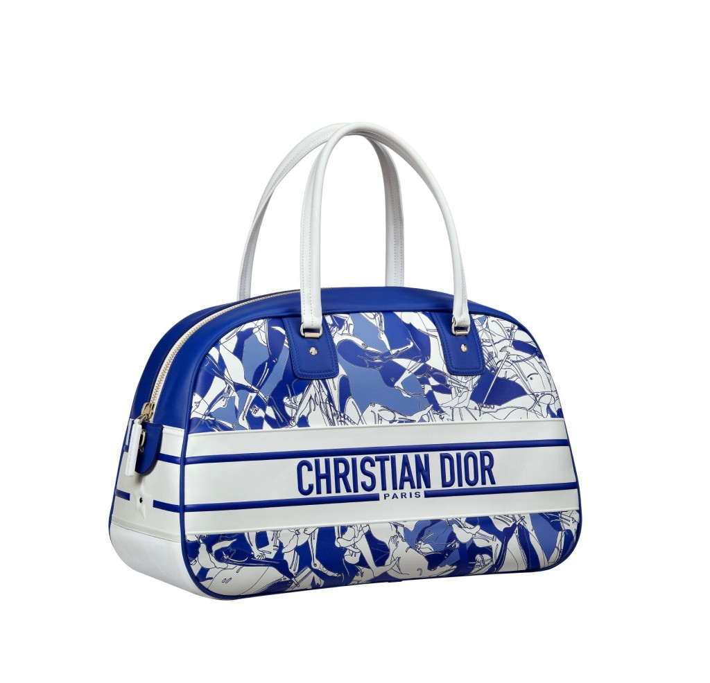 這個Dior Vibe Classic Bowling Bag，袋身印有品牌源自與意大利藝術家Pietro Ruffo合作的Athlètes圖案。（新系列手袋售價由$26,500至$55,000不等）