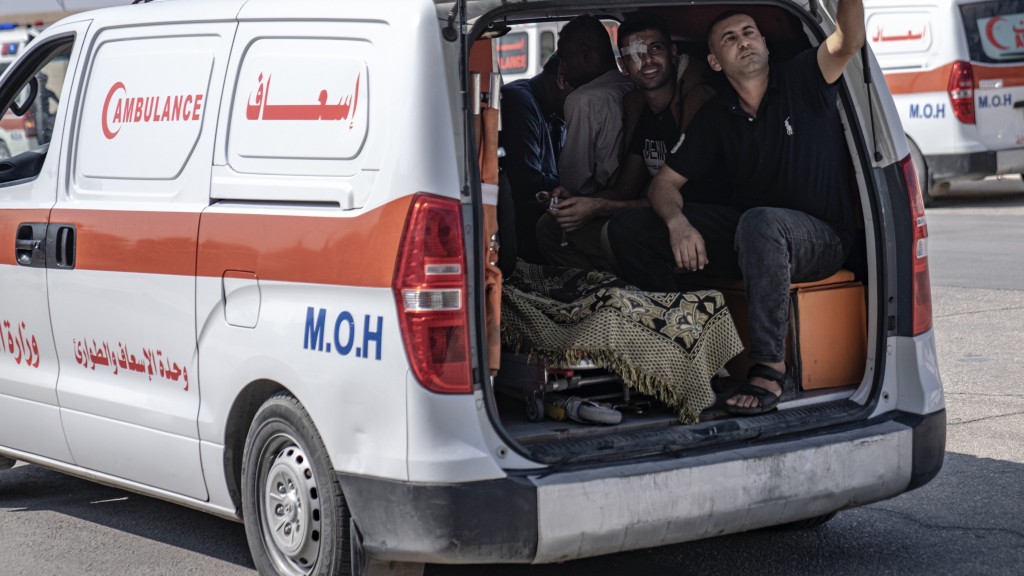 救護車上載着因以色列轟炸受傷的巴勒斯坦人。 美聯社