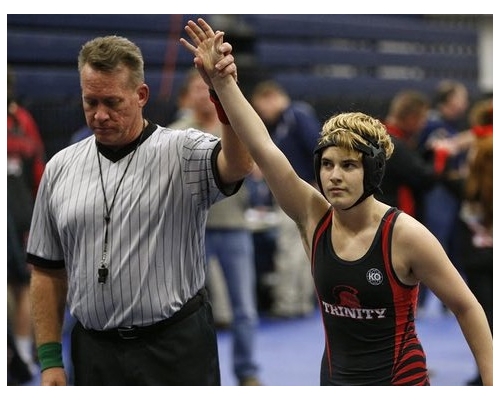 贝格斯（右）赢得全州女子110磅级别摔跤比赛冠军，并保持全季不败纪录。美联社