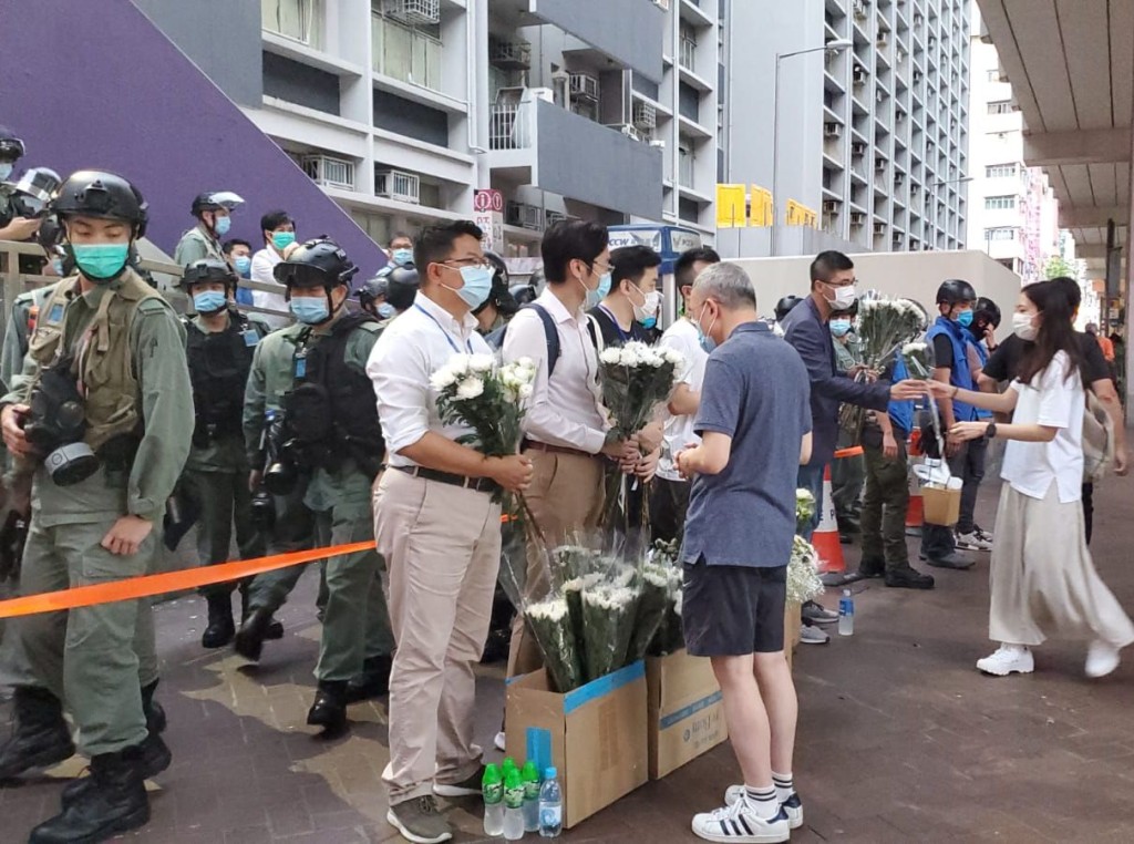 市民在太子站B1出口外獻花,由區議員代收。