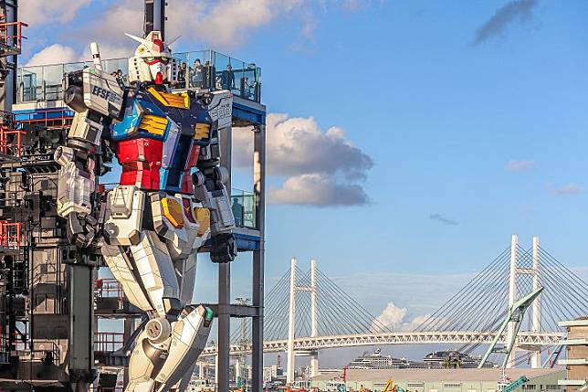 橫濱港碼頭展出的高達1：1實體大小、可以自由行動。網上圖片