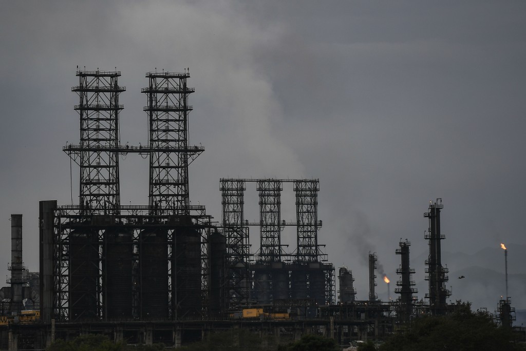 拜登隨即宣布放寬對委內瑞拉實施的部分石油制裁。AP