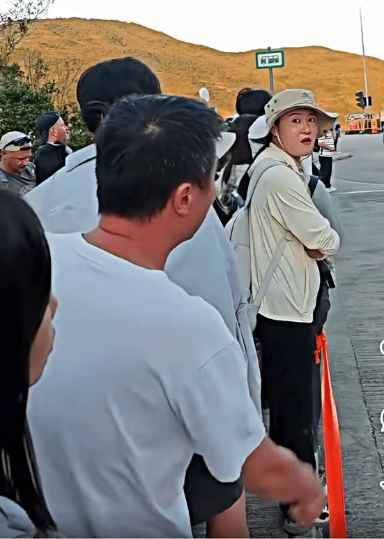 排小巴人群不滿鼓譟。fb：車cam L（香港群組）