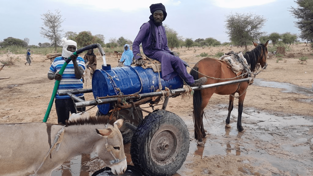 蘇丹首都喀土穆內戰未見趨緩跡象，百姓生計困難，這名男子在蘇丹與查德邊界賣水度日。路透圖