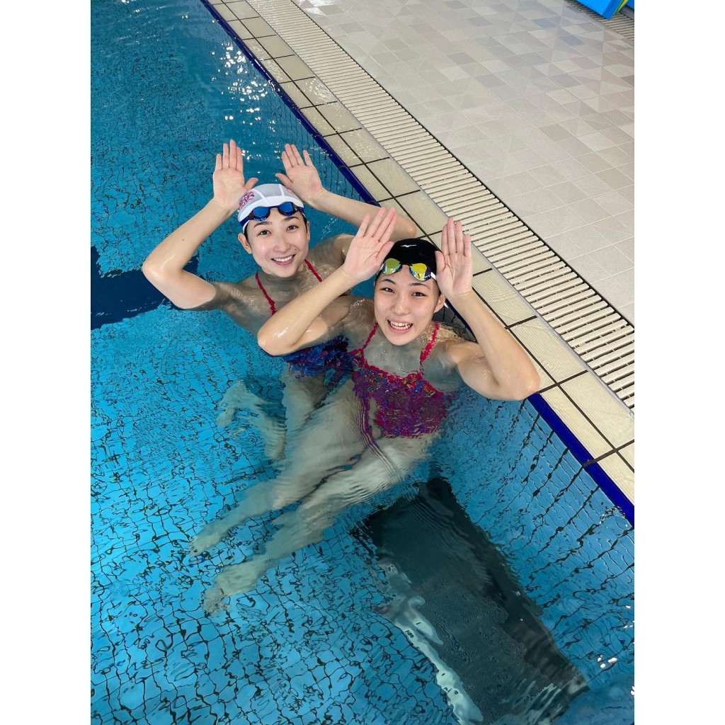 战胜癌魔的池江璃花子(左)，与何诗蓓在50米自游泳分组碰头。网上图片