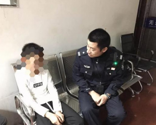男孩不認錯,警察耐心教育男孩。(網圖)